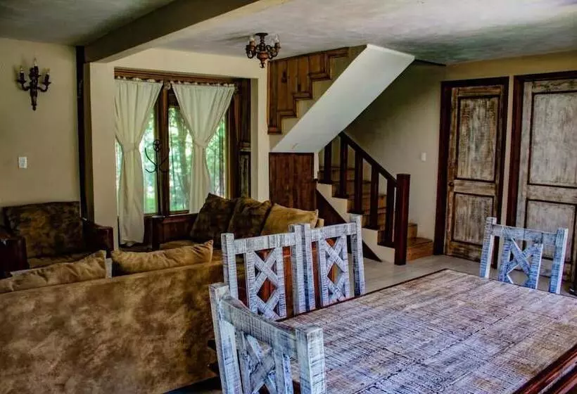 リゾートホテル La Cabaña Del León