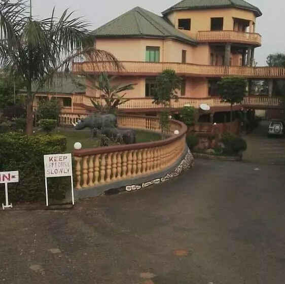هتل Crane Resort