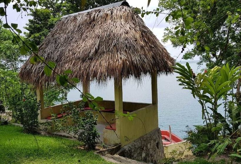 پانسیون Gucumatz Lakeside Inn