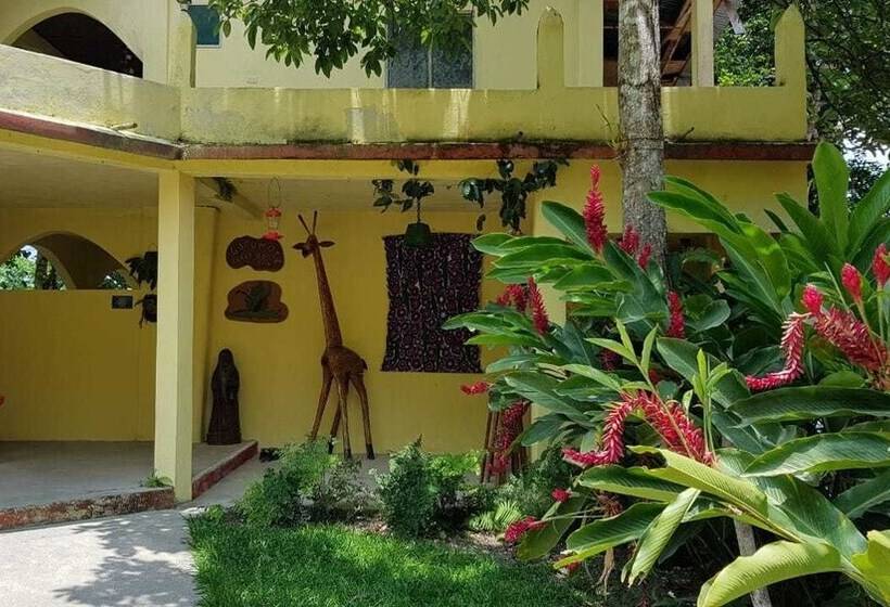 پانسیون Gucumatz Lakeside Inn