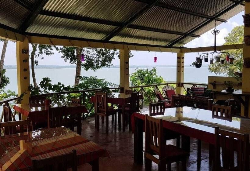 پانسیون Gucumatz Lakeside Inn