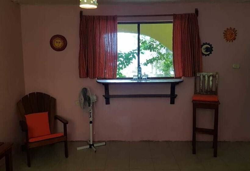 پانسیون Gucumatz Lakeside Inn