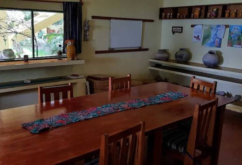 پانسیون Gucumatz Lakeside Inn