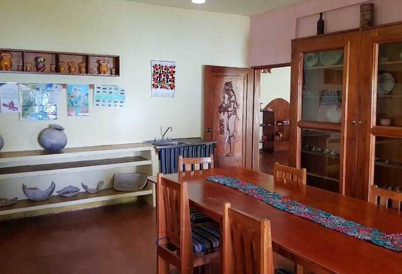 پانسیون Gucumatz Lakeside Inn