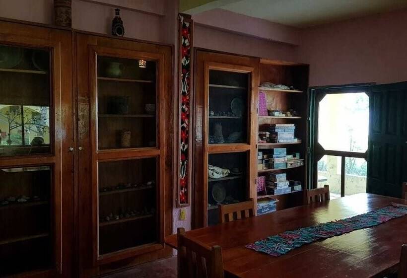 پانسیون Gucumatz Lakeside Inn