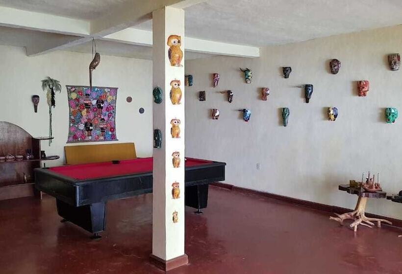 پانسیون Gucumatz Lakeside Inn