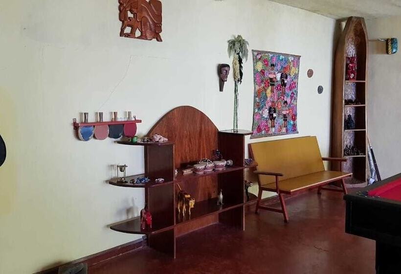 پانسیون Gucumatz Lakeside Inn