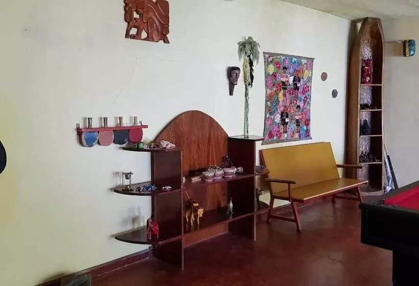 پانسیون Gucumatz Lakeside Inn