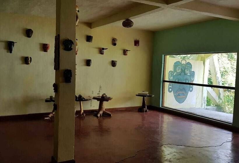 پانسیون Gucumatz Lakeside Inn