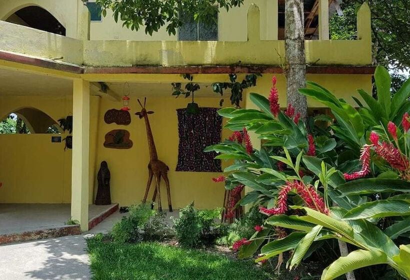 پانسیون Gucumatz Lakeside Inn