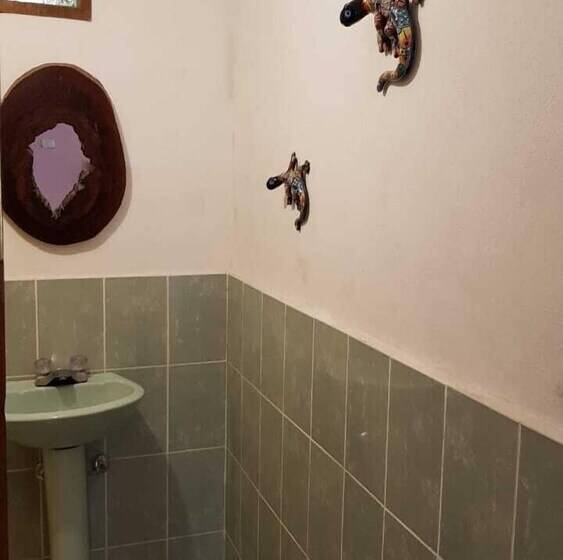 پانسیون Gucumatz Lakeside Inn