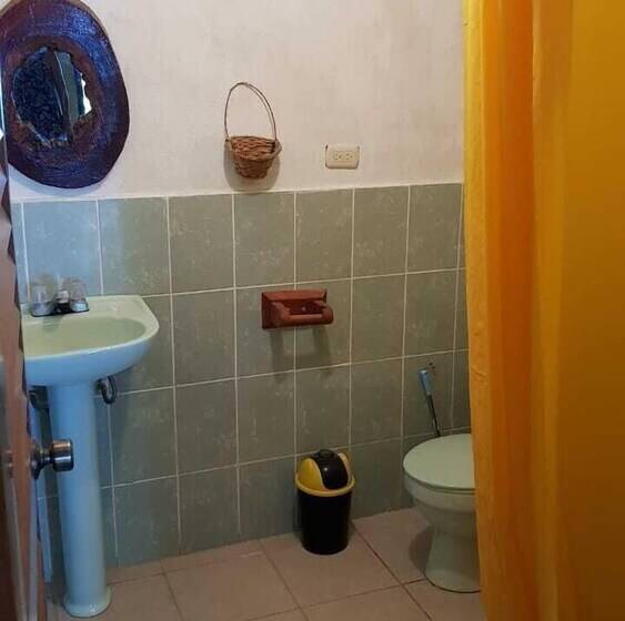 پانسیون Gucumatz Lakeside Inn