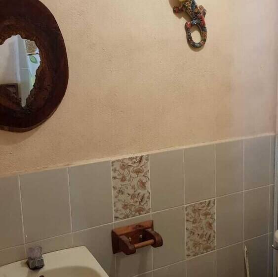 پانسیون Gucumatz Lakeside Inn