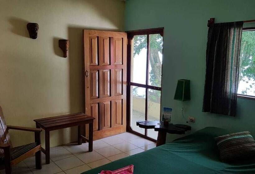 پانسیون Gucumatz Lakeside Inn