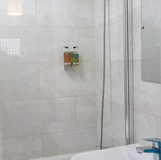 Residenssi Heathrow Ensuite Rooms