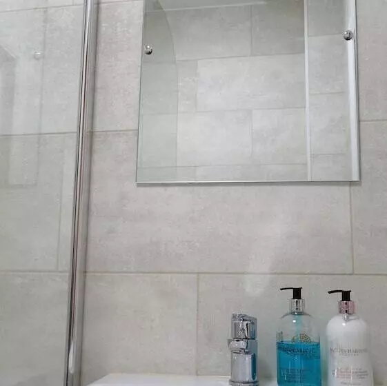 Residenssi Heathrow Ensuite Rooms