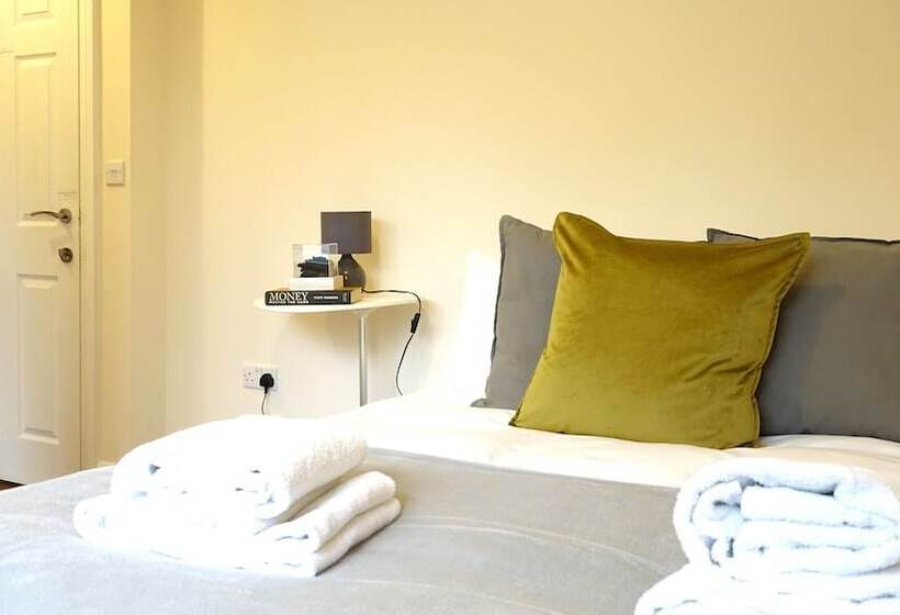 דירת נופש Heathrow Ensuite Rooms