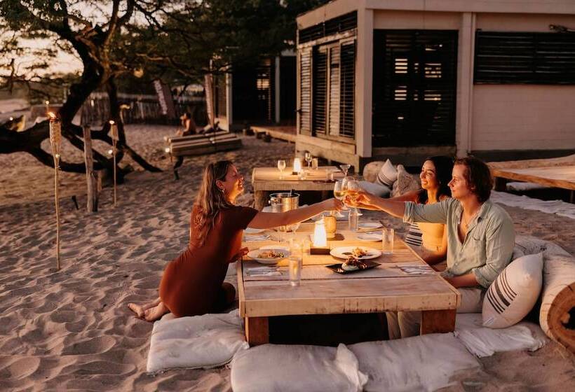 هتل 99 Surf Lodge