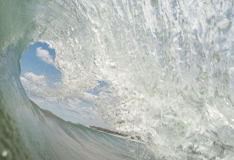 هتل 99 Surf Lodge