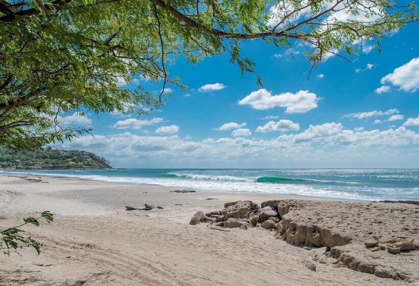 هتل 99 Surf Lodge