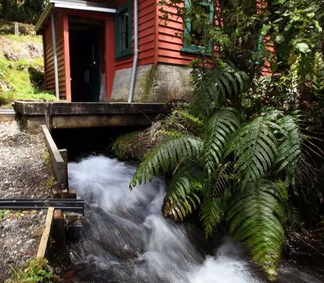 Hotelli Dawson Falls Mountain Lodge