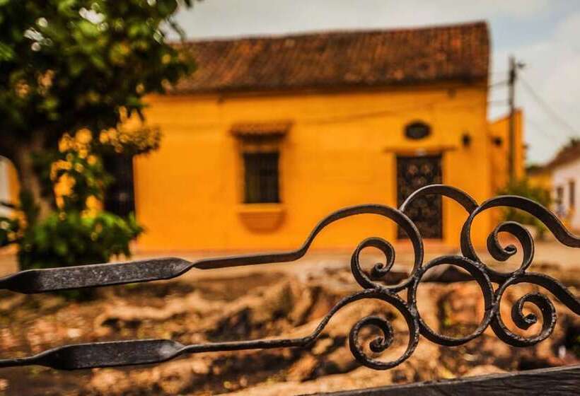 هتل La Casa Amarilla