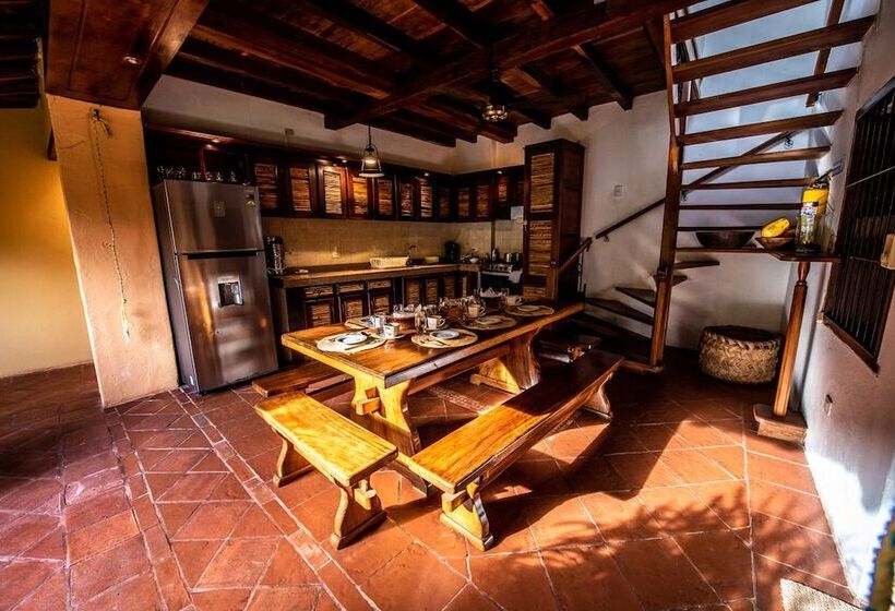 هتل La Casa Amarilla