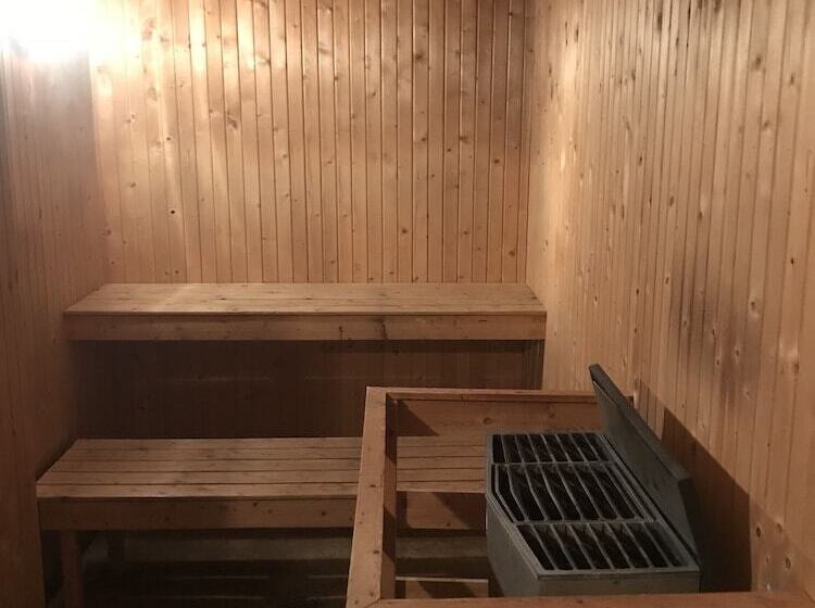 Hotel Raulandsakademiet Og Vandrerhjem