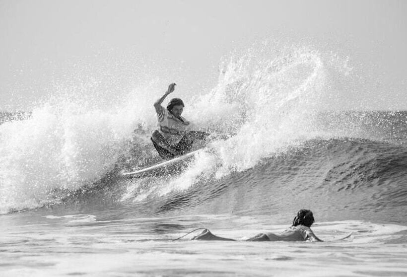 هاستل Las Dunas Surf Resort