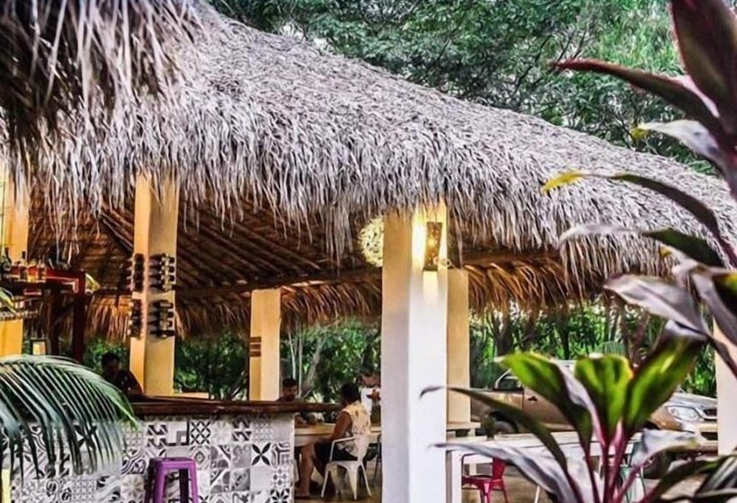 هاستل Las Dunas Surf Resort