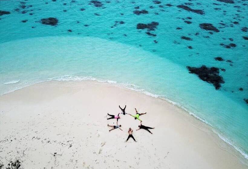 پانسیون Small Island Lodge