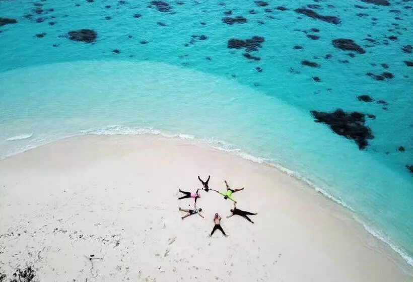 پانسیون Small Island Lodge