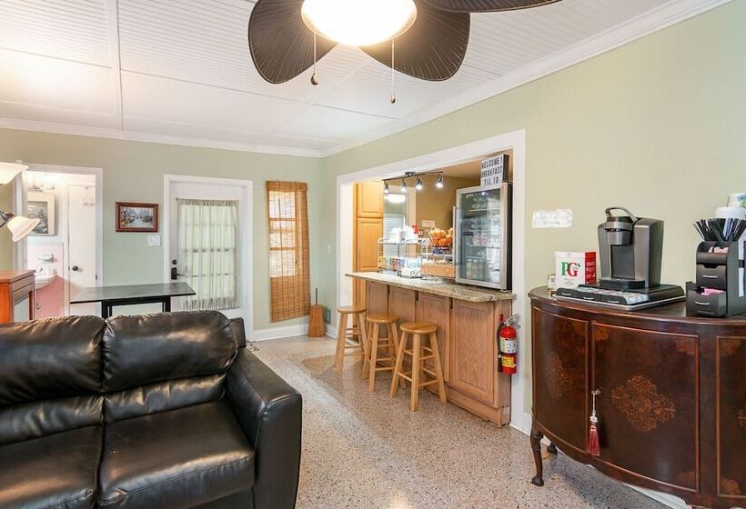 住宿加早餐  The Wayward Traveler S Inn