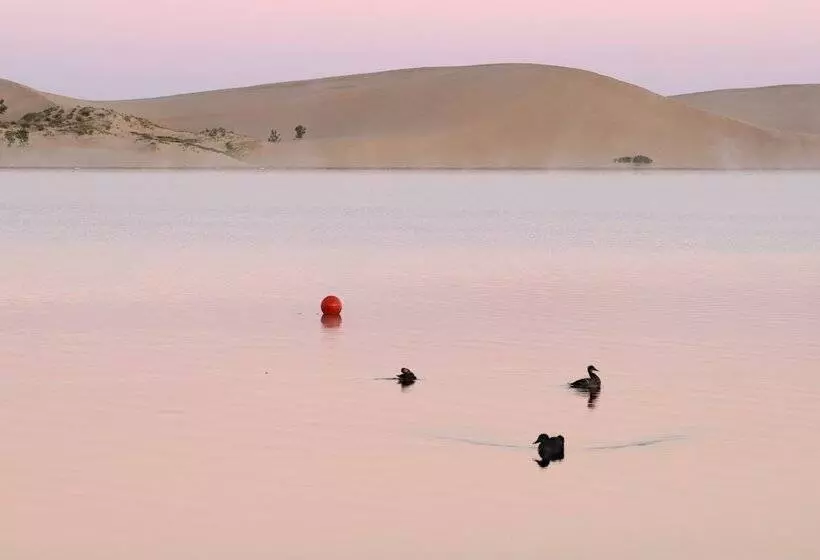 Hotelli Dunes Waterfront Resort