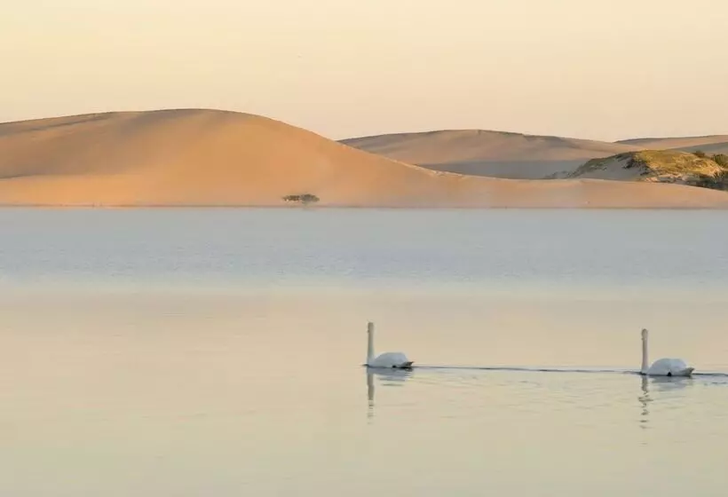 Hotelli Dunes Waterfront Resort