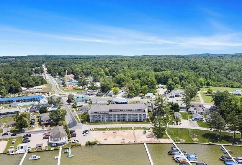 Hotelli Dunes Waterfront Resort