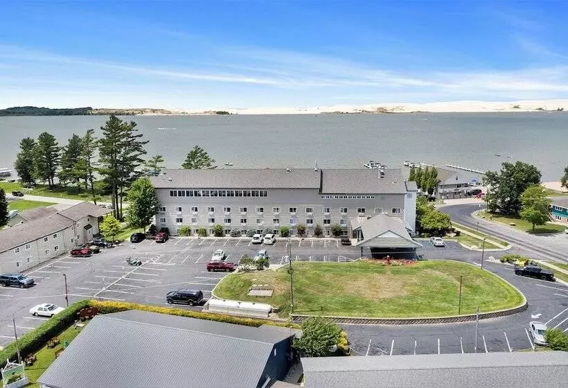 Hotelli Dunes Waterfront Resort