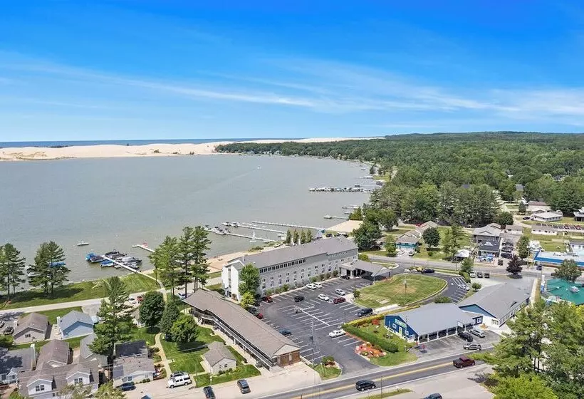 Hotelli Dunes Waterfront Resort