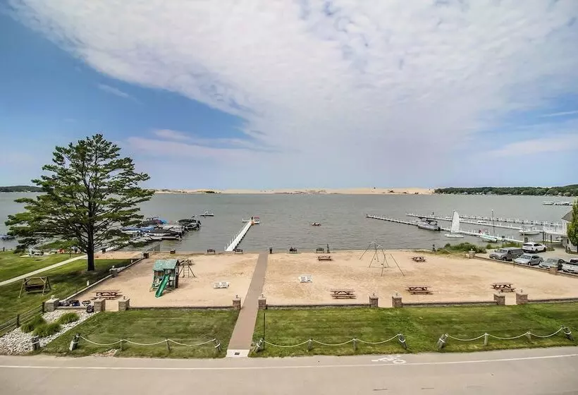 Hotelli Dunes Waterfront Resort