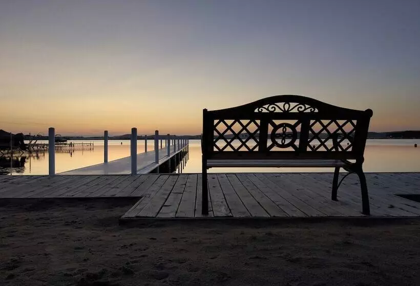 Hotelli Dunes Waterfront Resort