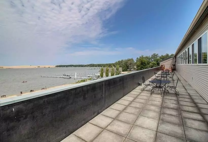 Hotelli Dunes Waterfront Resort