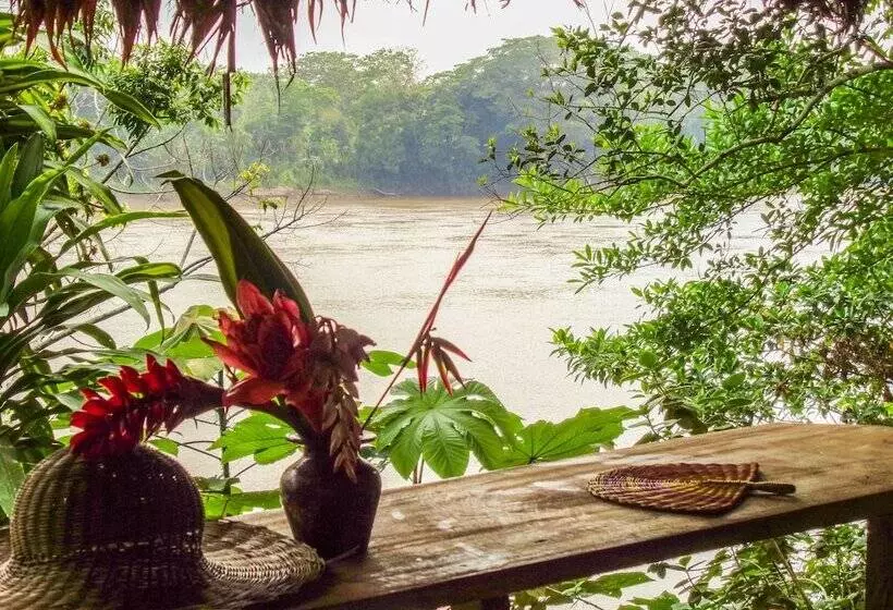 ホテル Tambopata River