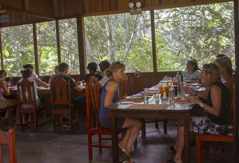هتل Tambopata River