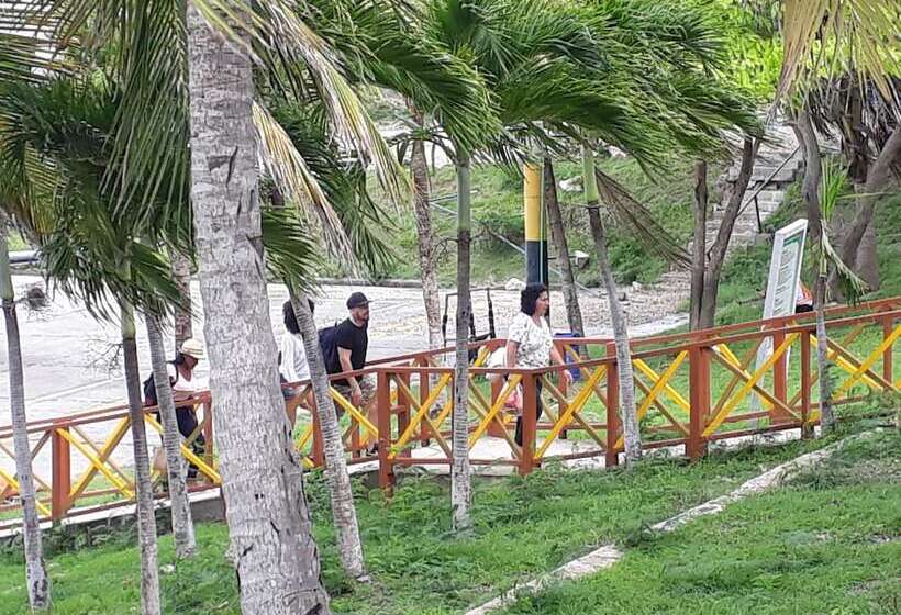 Hotel Yellow Home Providence Island