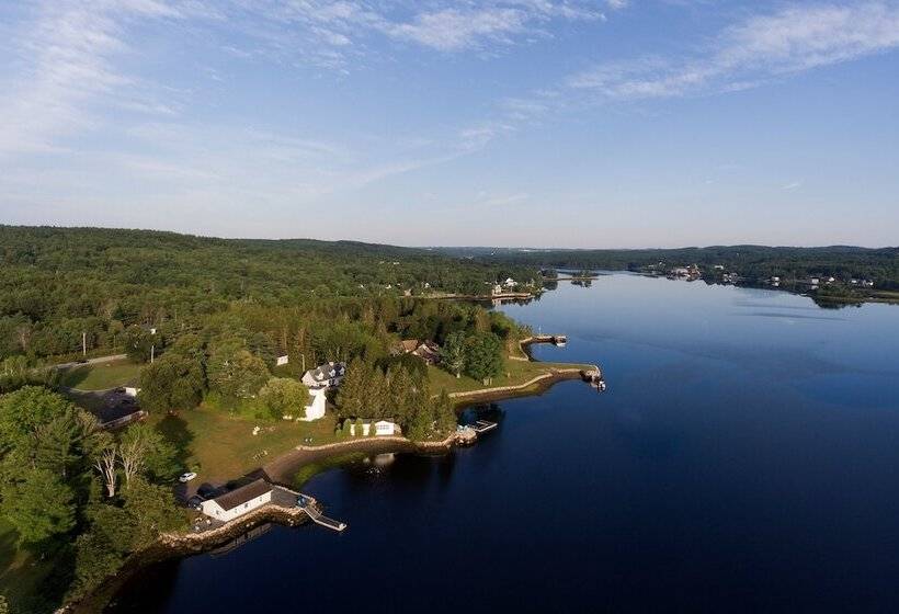 Lighthouse Motel & Cottages