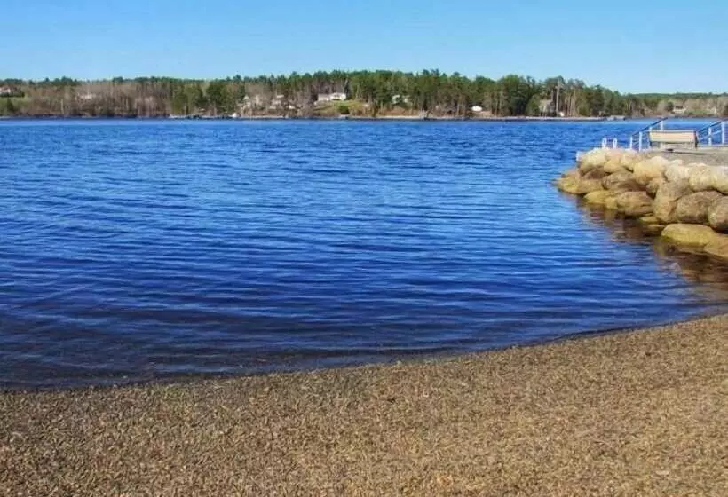 Lighthouse Motel & Cottages