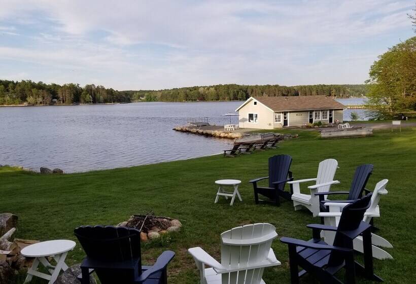 Lighthouse Motel & Cottages