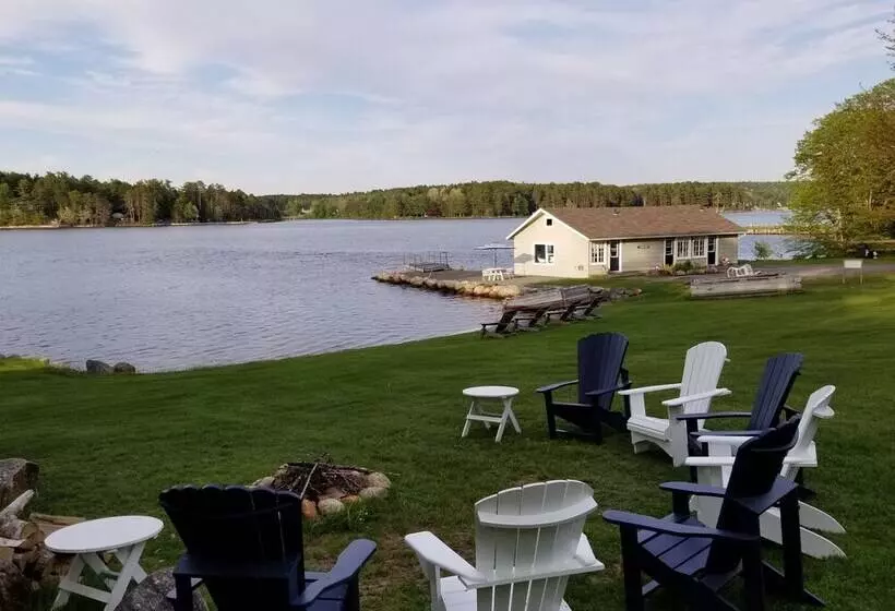 Lighthouse Motel & Cottages