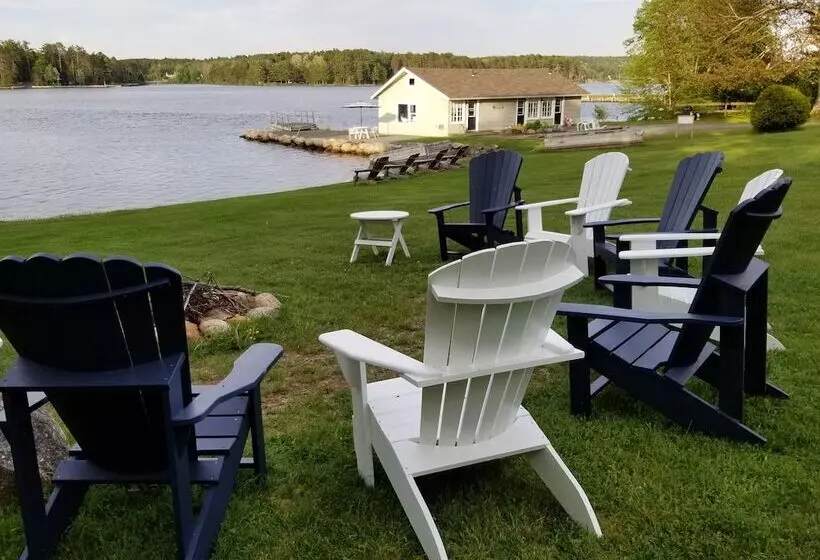 Lighthouse Motel & Cottages