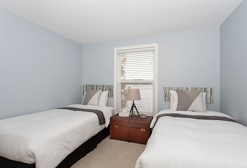 Lighthouse Motel & Cottages